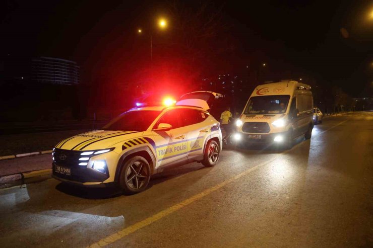 Kontrolden çıkan otomobil ağaca çarptı: 2 yaralı