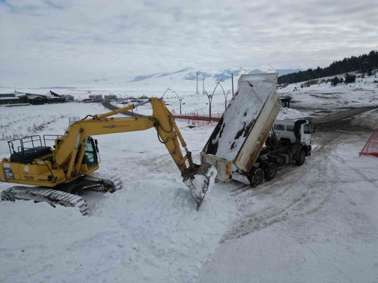 Sarıkamış’ta asker heykellerin yapımı için kar taşınıyor
