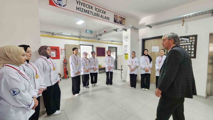 Müdür Yılmaz’dan uluslararası yarışmada derece elde eden öğrencilere tebrik