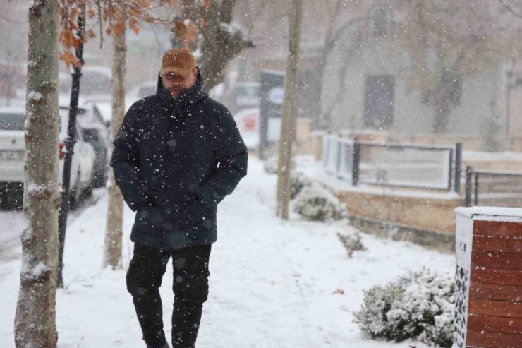 Elazığ’da kar yağışı sürüyor: 4 bin yıllık tarihi Harput beyaza büründü