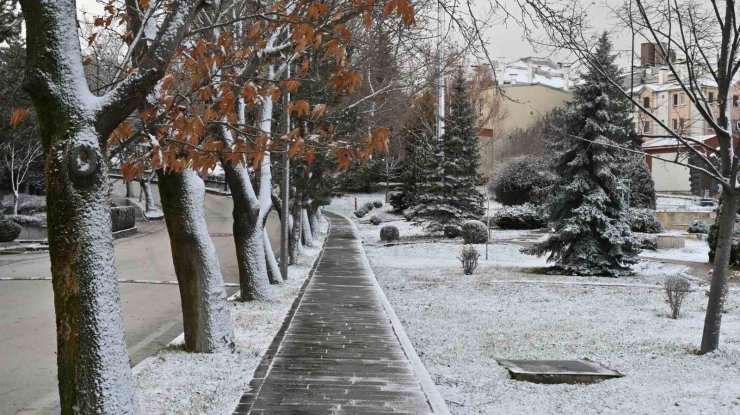 Eskişehir güne kar sürpriziyle uyandı