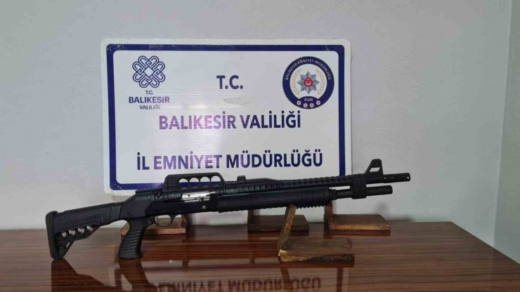 Gönen’de ruhsatsız silah ve 3 çalıntı motosiklet ele geçirildi