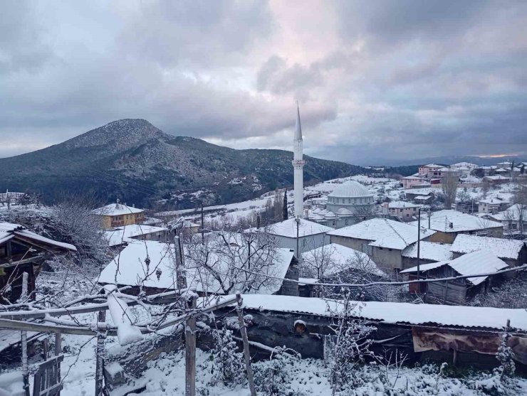 Osmaneli’nin yüksek kesimlerine mevsimin ilk karı yağdı