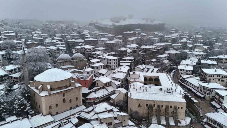 Osmanlı kenti Safranbolu’nun tarihi konaklar beyaz örtüyle kaplandı