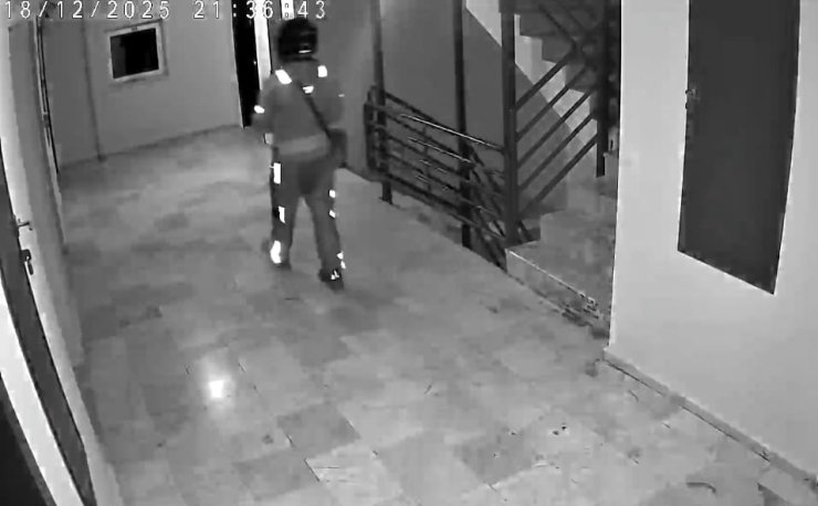 Kurye sipariş getirdiği binaya tuvaletini yaptı
