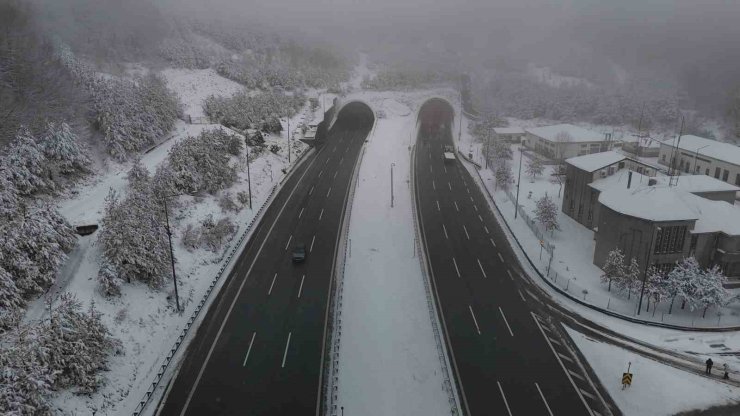TEM’in Bolu geçişinde kar yağışı etkili oluyor