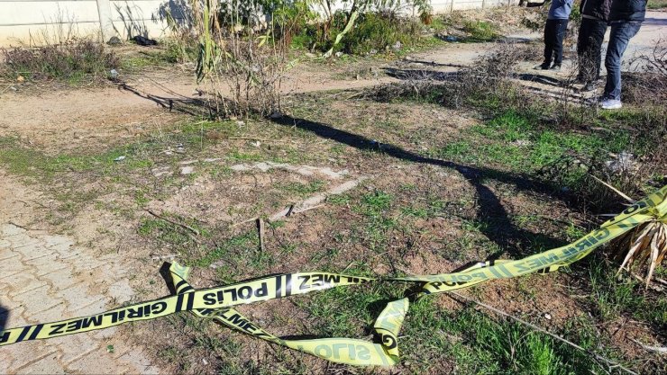 Adana’da bir kadın yol kenarında ölü bulundu