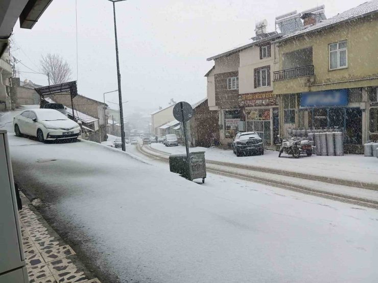 Çelikhan beyaza büründü