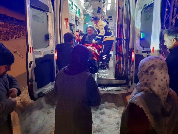 Ağrı’da kar nedeniyle yolu kapanan köyde mahsur kalan 71 yaşındaki hasta için ekipler seferber oldu