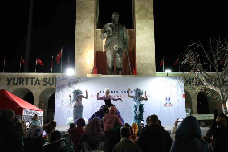 Didim Cumhuriyet Kent Meydanı’nda yılbaşı coşkusu her akşam devam ediyor