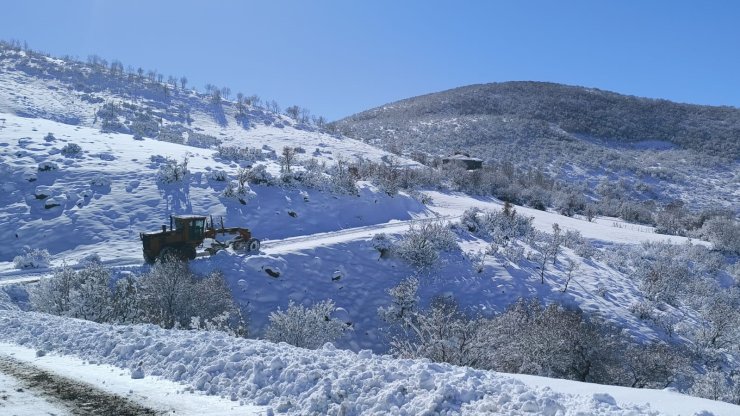 Bingöl’de kapanan köy yollarında çalışmalar aralıksız sürüyor