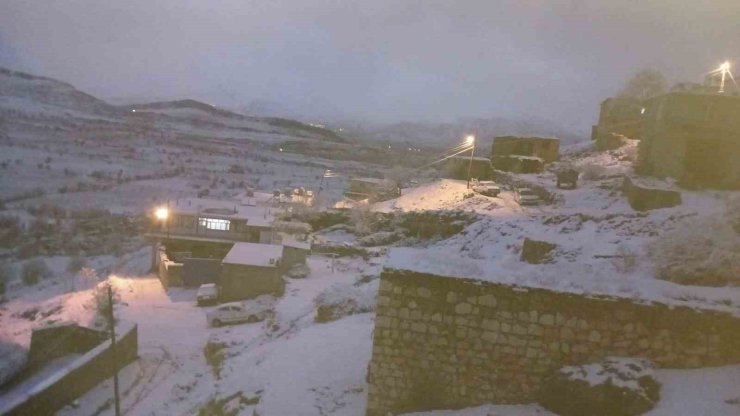 Çermik’e mevsimin ilk karı yağdı