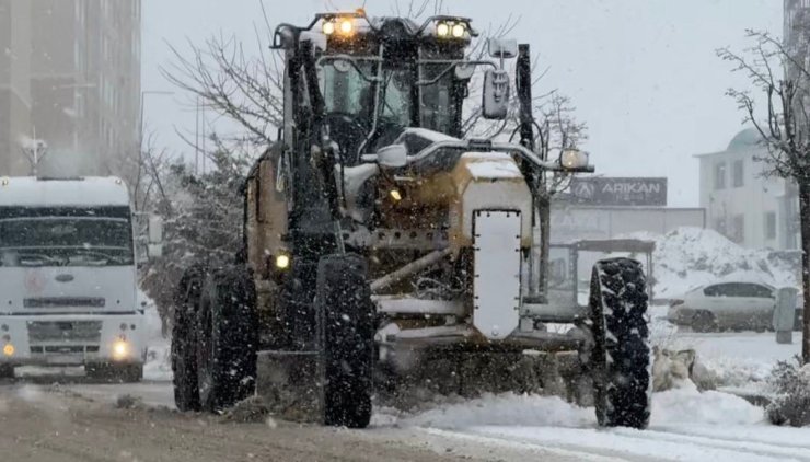 Elazığ’da karla mücadele çalışmaları sürüyor
