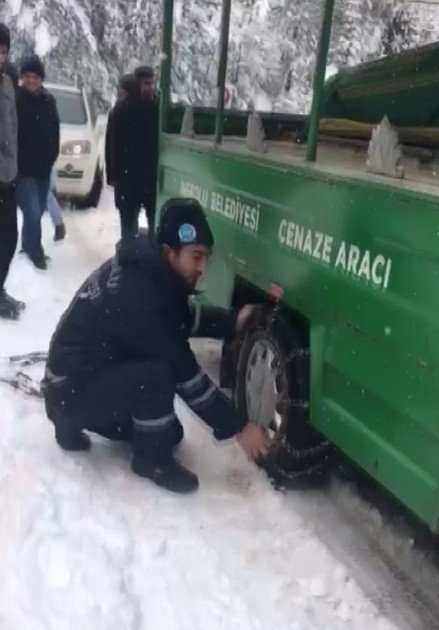 Karda mahsur kalan cenaze aracı için seferber oldular