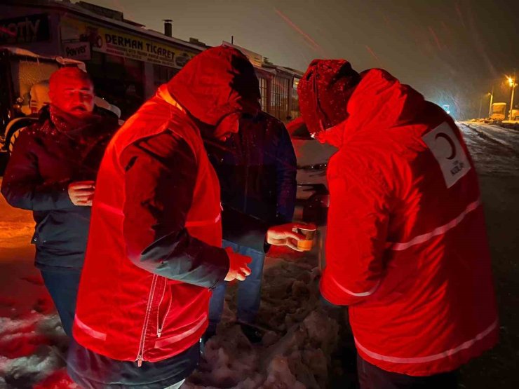 Kar sebebiyle kapanan yolda ekiplerden vatandaşlara sıcak içecek ikramı