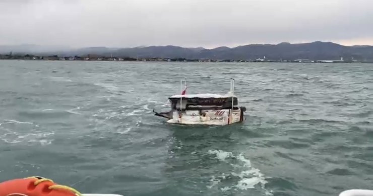 Tekkeköy açıklarında sürüklenen tekne kurtarıldı