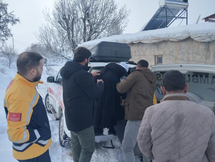 Siirt’te iç kanama geçiren hasta, ekiplerin yolu açmasıyla hastaneye yetiştirildi