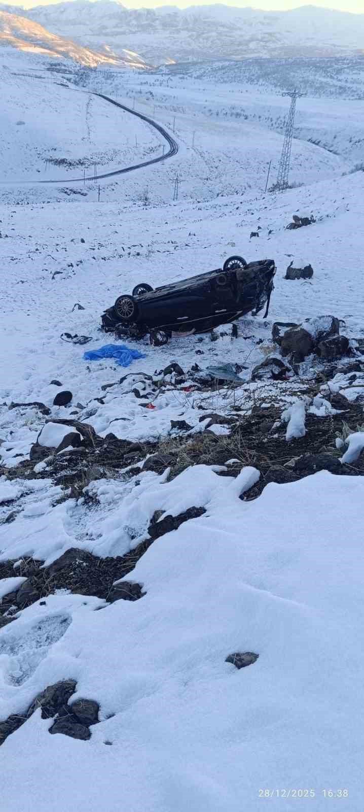 Bingöl’de otomobil şarampole yuvarlandı: 4 yaralı