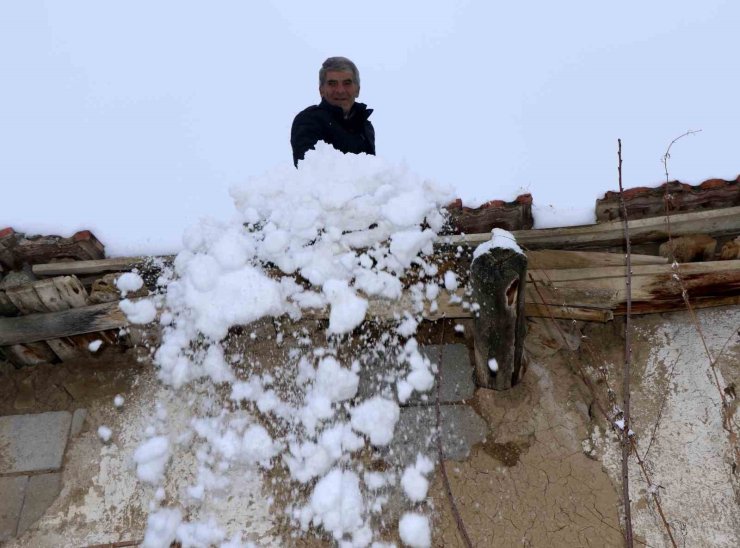 Toprak damlı evlerde yaşayan vatandaşlar baca küreme işine koyuldu