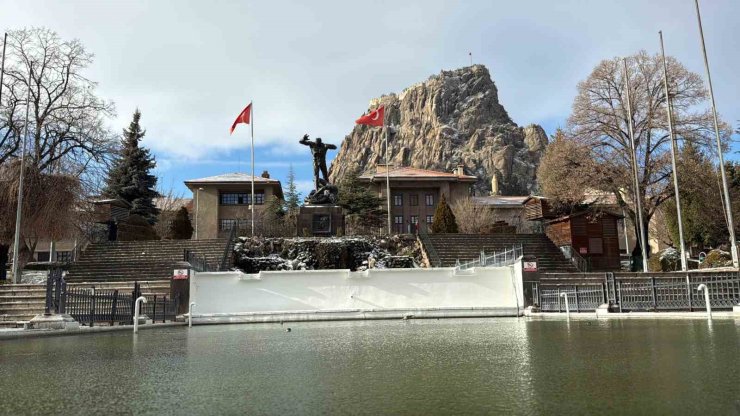 Hava sıcaklıklarının düştüğü Afyonkarahisar buz kesti