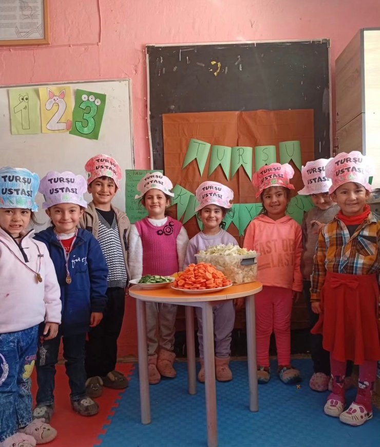 Diyadin’de minik ellerle turşu şenliği