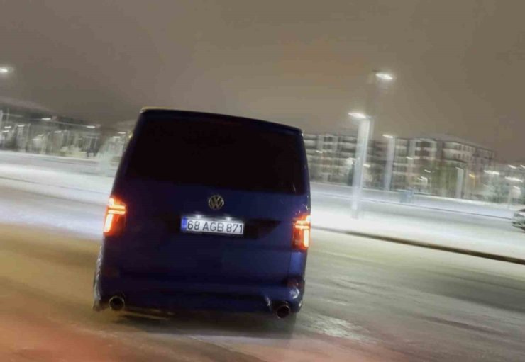 Karlı yolda drift atan sürücülerin tehlikeli anları kamerada