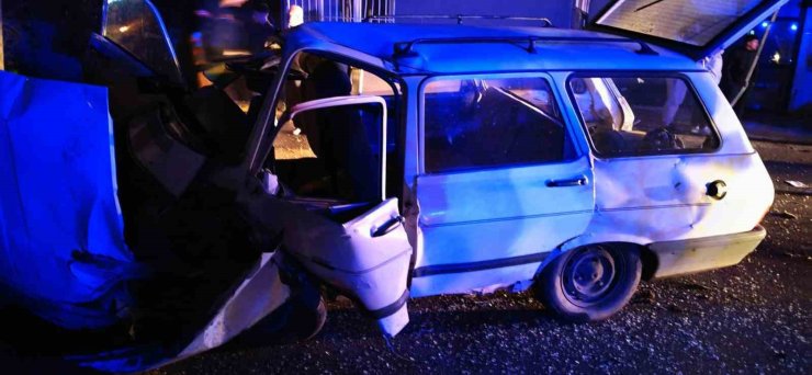 Direksiyon hakimiyeti kaybolan araç yoldan çıktı 4 yaralı