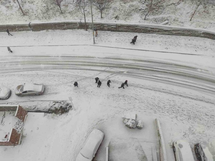 Sason’da kar yağışı nedeniyle eğitime ara verildi