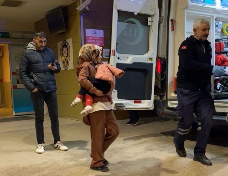 Üzerine şifonyer devrilen çocuk hastaneye kaldırıldı