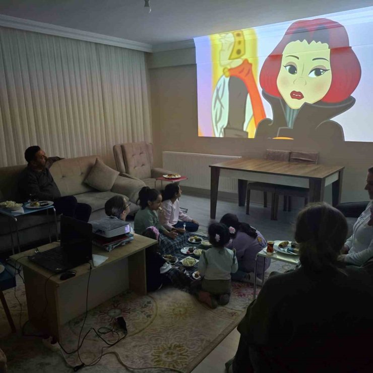 Çocuk evlerinde kalan çocuklara çizgi film sürprizi