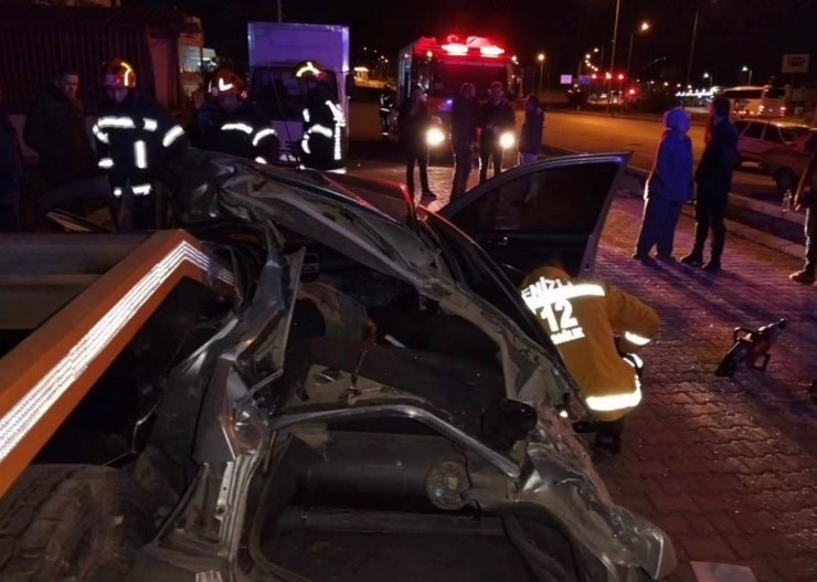 Otomobil park halindeki tırın dorsesine çarptı: 1 ölü 1 yaralı