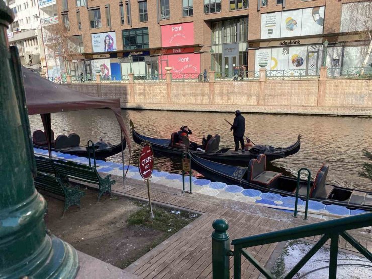 Eskişehir’de dondurucu soğuğa rağmen gondol seferleri devam ediyor