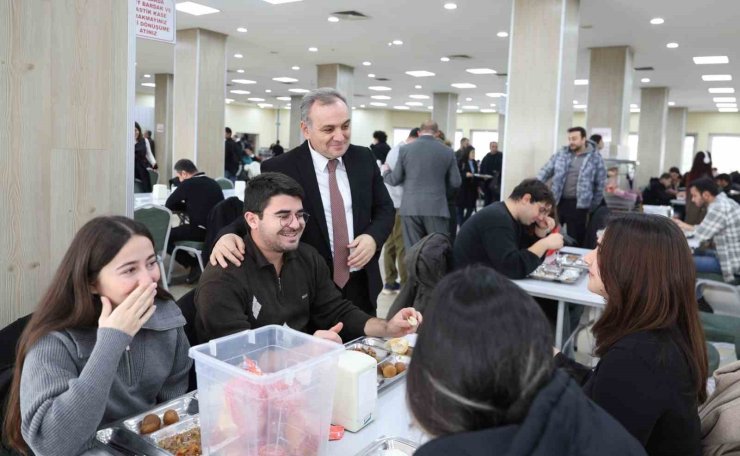 Rektör Prof. Dr. Altun, öğrenciler ile yemek yedi