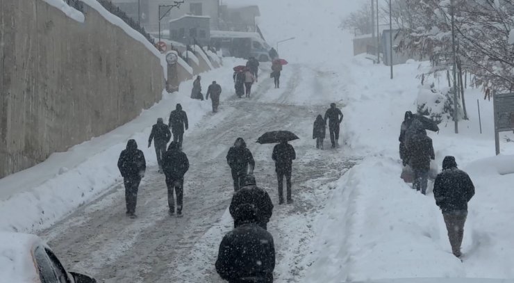 Yüksekova’da beyaz esaret: Vatandaşlar araçlarını bırakıp yürüdü
