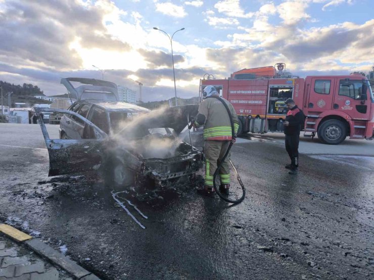 Seyir halindeyken yanmaya başlayan otomobil alevlere teslim oldu