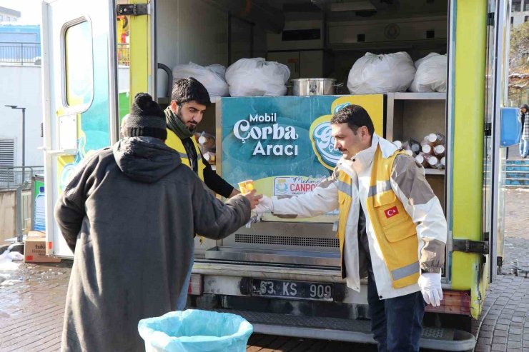 Karlı havada sıcak çorba ikramı