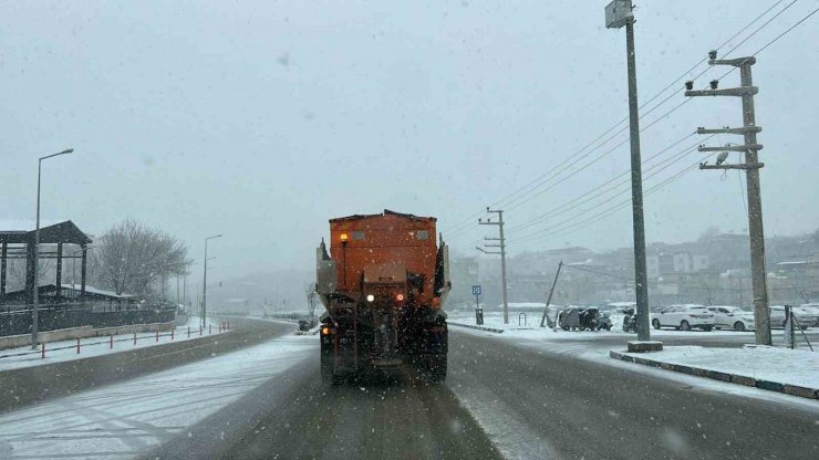 Siirt’te ekiplerin karla mücadele çalışmaları sürüyor