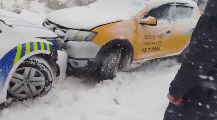 Şırnak’ta yoğun kar ve buzlanma zincirleme kazaya neden oldu