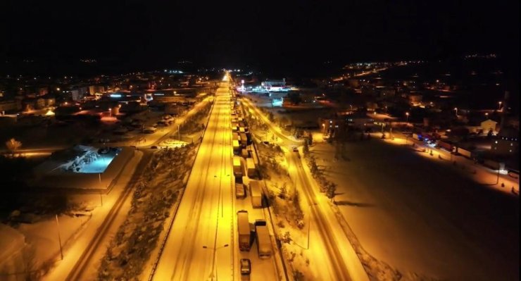 D-100 karayolunda kar çilesi: Araçlar mahsur kaldı