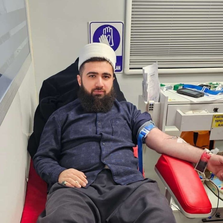 İmam, cemaatiyle kan bağışında bulundu