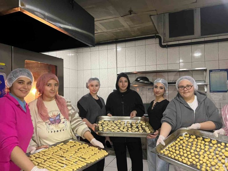 Erkekler pizza, kızlar kurabiye yaptı