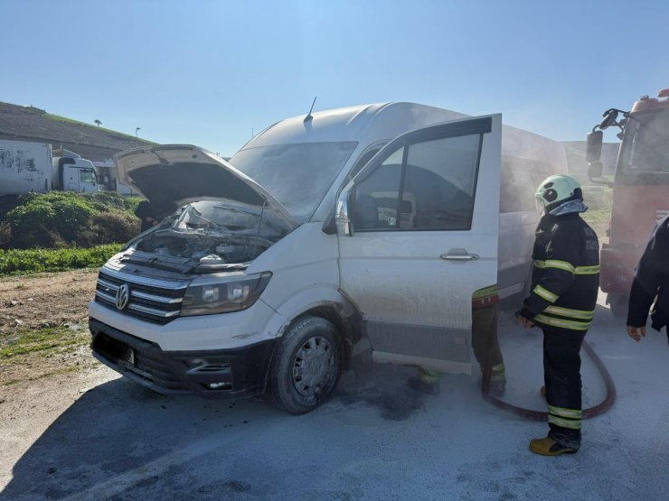 Antakya’da seyir halindeki minibüste korkutan yangın
