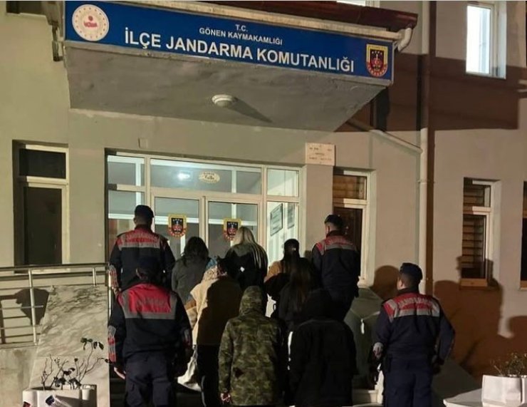 Isparta’da düzensiz göç ve göçmen kaçakçılığına yönelik kontrollerde 5 yabancı uyruklu şahıs yakalandı