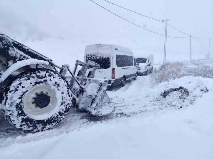 Şırnak’ta karda mahsur kalanlar için belediye ekipleri seferber oldu