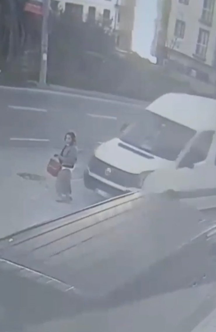 Dolmuş bekleyen kadın minibüsün altında böyle kaldı