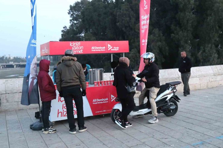 Yüreğir Belediyesi’nden vatandaşa sıcak çorba ikramı