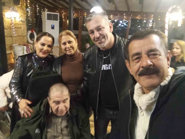 Ayvalıklı sanatçılar Kocabıyık ve Özalp’ten yaşlılara erken yeni yıl kutlaması