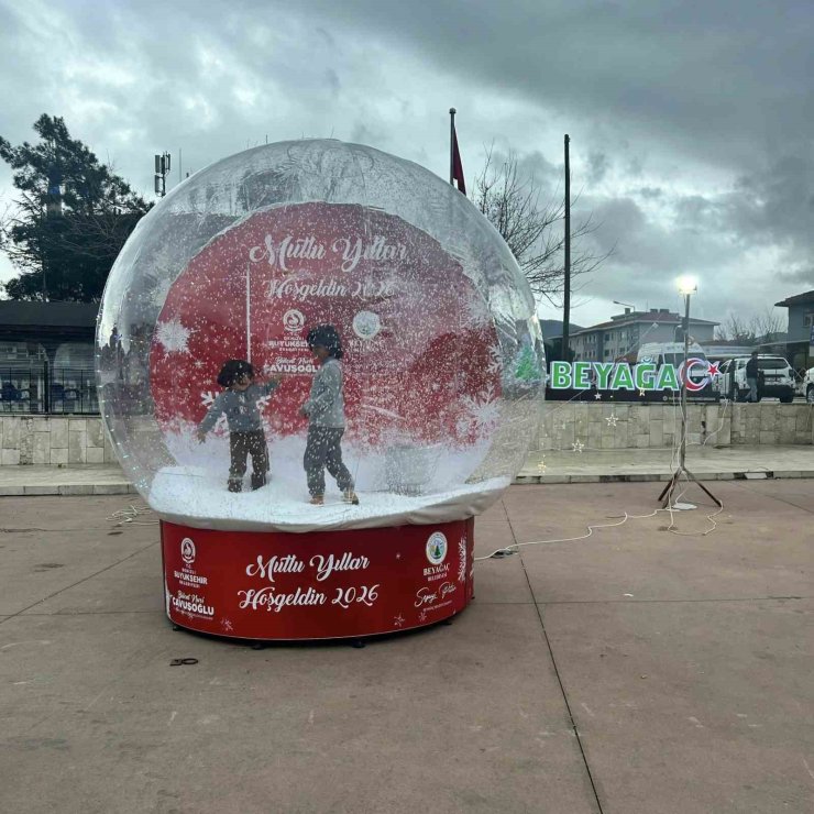 Beyağaçlılar yılbaşı hatıralarını dev kar küresiyle ölümsüzleşiyor