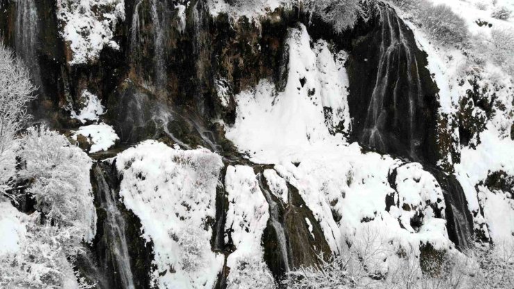 Beyaz gelinliğini giyen Girlevik Şelalesi kışın da göz kamaştırıyor