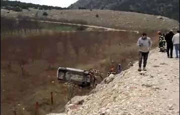 Karşı şeride geçen otomobil şarampole yuvarlandı